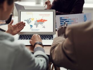 Schemat różnic między logistyką a spedycją w łańcuchu dostaw