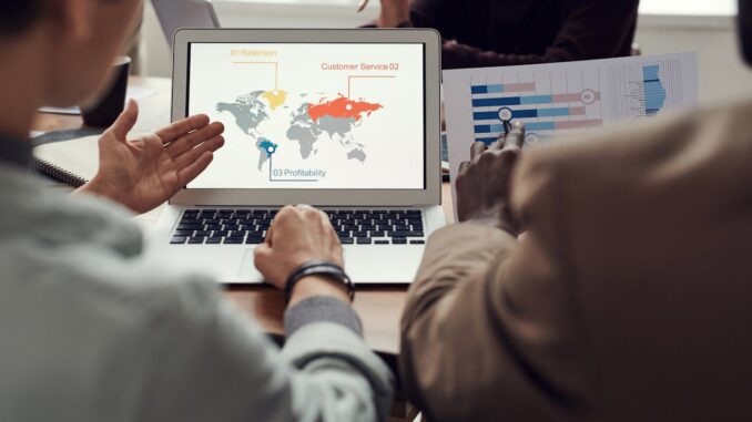 Schemat różnic między logistyką a spedycją w łańcuchu dostaw