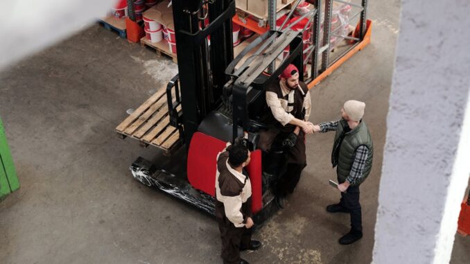 pexels-tiger-lily-4483559 Praca logistyka może przybierać różne wymiary: od fizycznej, przez specjalistyczną aż po menadżerską lub dyrektorską.