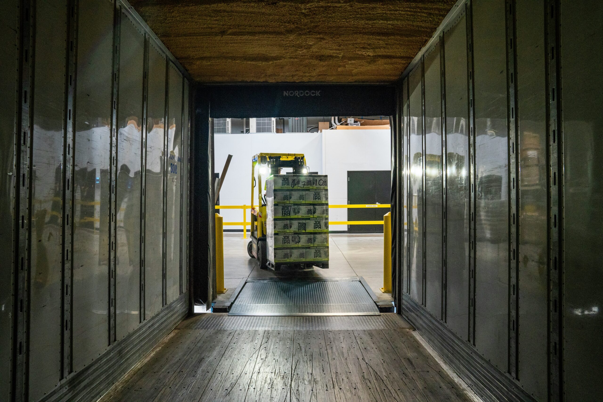 Załadunek towaru w magazynie – firma transportowy