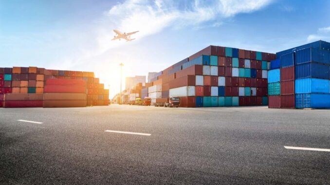 Zorganizowany transport międzynarodowy. Kontenery oczekujące w porcie