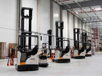 Boczne wózki widłowe do pracy w magazynach wysokiego składowania