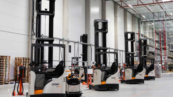 Boczne wózki widłowe do pracy w magazynach wysokiego składowania