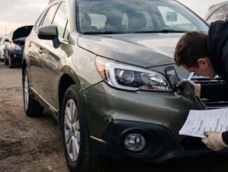 Kontrola pojazdu z USA na placu sprzedaży: ocena stanu karoserii i reflektora przed sprowadzeniem do Polski.
