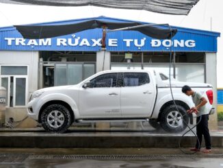 samochód na myjni podczas mycia podwozia