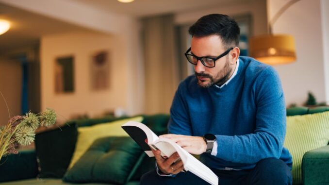 mężczyzna czytający książkę tragarze śmierci