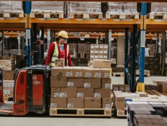 kobieta pakująca towar na magazynie czasowego składania