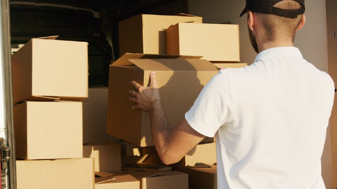 dostawca pakujący paczki na samochód