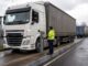 Zestaw ciągnika z naczepą kurtynową na wadze samochodowej przy bazie transportowej.