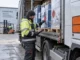 Naczepa z oznaczeniami ADR w bazie transportowej